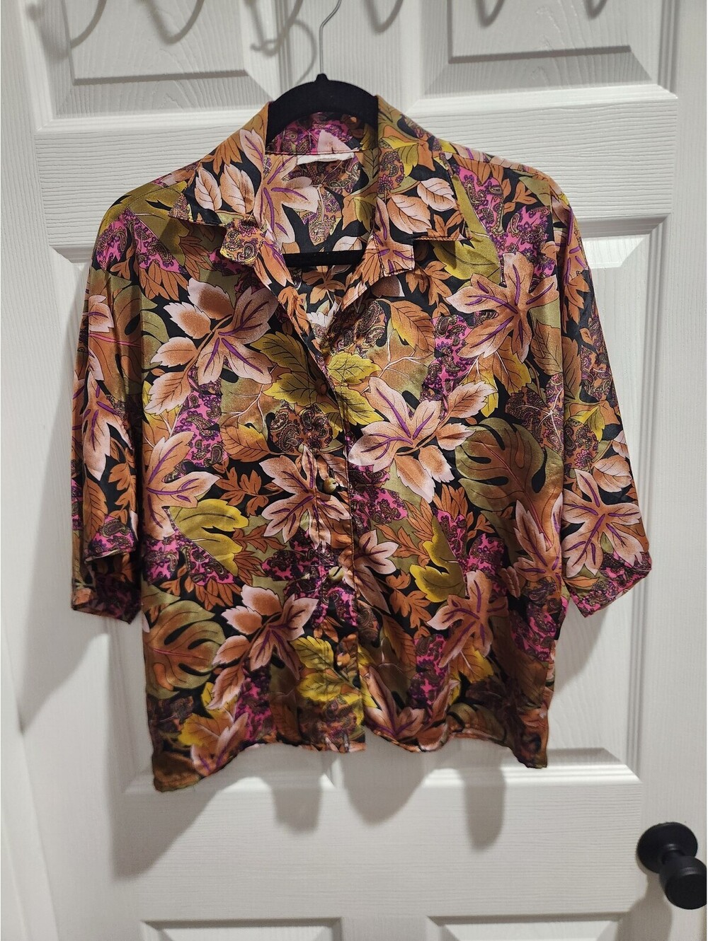 Vintage Floral Button-Up Shirt with Earth Tone Leaves Pattern